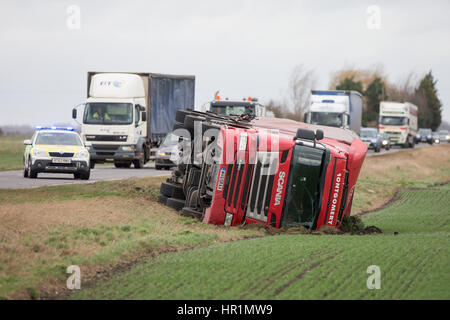 Die hohe einseitige Fahrzeuge in der Nähe von März, Cambridgeshire, dass über am Donnerstag Nachmittag 23. Februar brannte als Sturm Doris Hits. Das Met Office hat eine gelbe "Warnung" für Wind in Schottland, Yorkshire und die Midlands werden heute und Bernstein Warnungen für Schnee in Schottland ausgestellt. Eine gelbe Warnmeldung ist auch in den Midlands, Northern England, Wales und Schottland. Heute werden Stürme in zentralen Teilen sehen, mit Regen für viele und schwere Schnee auf dem nördlichen Hügel und in Schottland. Stockfoto