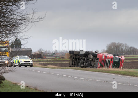 Die hohe einseitige Fahrzeuge in der Nähe von März, Cambridgeshire, dass über am Donnerstag Nachmittag 23. Februar brannte als Sturm Doris Hits. Das Met Office hat eine gelbe "Warnung" für Wind in Schottland, Yorkshire und die Midlands werden heute und Bernstein Warnungen für Schnee in Schottland ausgestellt. Eine gelbe Warnmeldung ist auch in den Midlands, Northern England, Wales und Schottland. Heute werden Stürme in zentralen Teilen sehen, mit Regen für viele und schwere Schnee auf dem nördlichen Hügel und in Schottland. Stockfoto