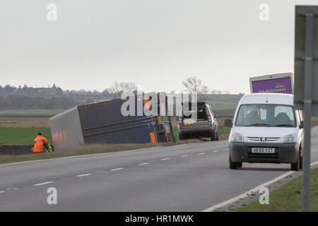 Die hohe einseitige Fahrzeuge in der Nähe von März, Cambridgeshire, dass über am Donnerstag Nachmittag 23. Februar brannte als Sturm Doris Hits. Das Met Office hat eine gelbe "Warnung" für Wind in Schottland, Yorkshire und die Midlands werden heute und Bernstein Warnungen für Schnee in Schottland ausgestellt. Eine gelbe Warnmeldung ist auch in den Midlands, Northern England, Wales und Schottland. Heute werden Stürme in zentralen Teilen sehen, mit Regen für viele und schwere Schnee auf dem nördlichen Hügel und in Schottland. Stockfoto