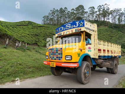 Bunte LKW fährt durch Madupatty Teeplantage, Munnar, Kerala, Indien Stockfoto