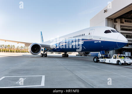 Die neue Boeing 787-10 Dreamliner Flugzeuge enthüllt im Boeing Werk 17. Februar 2016 in North Charleston, SC. Präsident Donald Trump besuchte die Rollout-Zeremonie für die Langversion des Flugzeugs 330 Passagiere mehr als 7.000 Seemeilen. Stockfoto