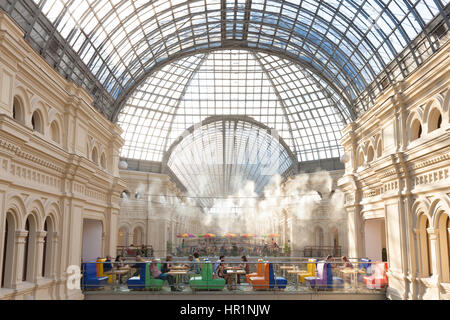 Moskau, Russland - Juli 4: Main Kaufhaus GUM am Roten Platz Innenraum während der Sommerabend am 4. Juli 2015 in Moskau, Russland. Stockfoto