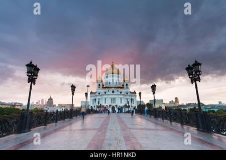 Moskau, Russland-7. Juli 2015: Sonnenuntergang über Kathedrale von Christus dem Saviuor bei stürmischem Wetter am 7. Juli 2015, Moskau, Russland. Stockfoto