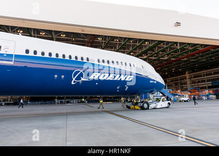 Die neue Boeing 787-10 Dreamliner Flugzeuge enthüllt im Boeing Werk 17. Februar 2016 in North Charleston, SC. Präsident Donald Trump besuchte die Rollout-Zeremonie für die Langversion des Flugzeugs 330 Passagiere mehr als 7.000 Seemeilen. Stockfoto