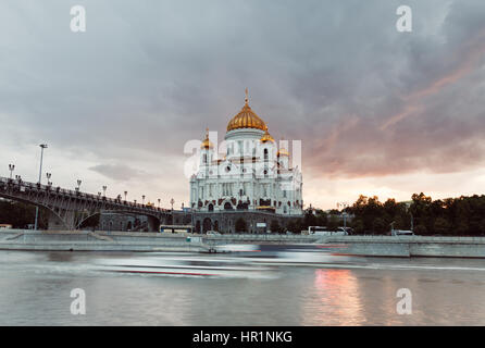 Moskau, Russland-7. Juli 2015: Sonnenuntergang über Kathedrale von Christus dem Saviuor bei stürmischem Wetter am 7. Juli 2015, Moskau, Russland. Stockfoto