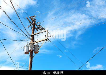 Bewegungsunschärfe in Philippinen elektrische Pole mit Transformator und verdrahten Sie den bewölkten Himmel Stockfoto