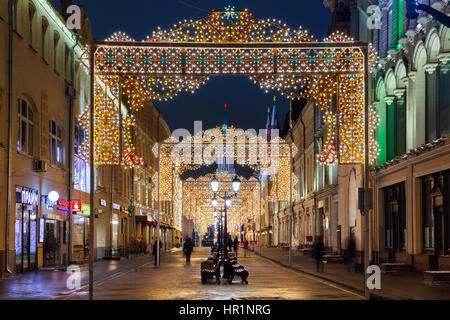 Moskau, Russland - 18. Dezember 2016: Nachtansicht der Weihnachtsdekorationen Nikolskaya Street am 18. Dezember 2016 in Moskau, Russland Stockfoto