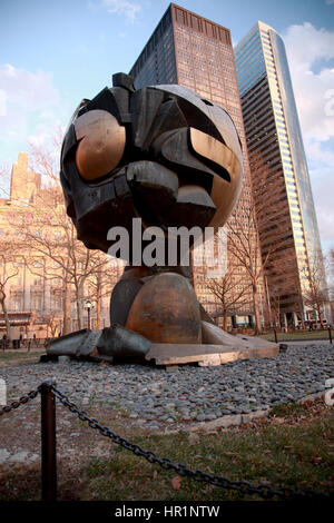 Der Kugel - eine Skulptur, die ursprünglich in der Nähe des World Trade Center stand.  Es überlebte die 9/11 Angriff und steht nun im Battery Park, New York als ein Stockfoto