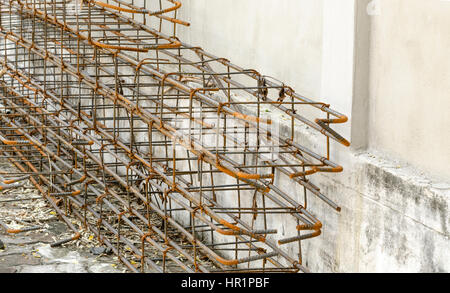 Vorbereitung der verklebten Stahlstangen zum Bau auf Baustelle. Stockfoto