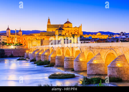 Cordoba, Spanien, Andalusien. Römische Brücke am Fluss Guadalquivir und die große Moschee (Mezquita-Kathedrale) Stockfoto