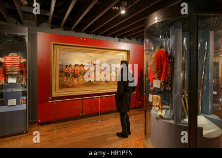 National War Museum Edinburgh Castle Touristen bewundern Robert Gibbs berühmten "Thin Red Line", Stockfoto