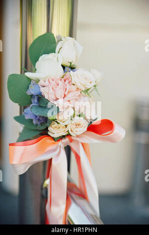Kleine Rosen Knospen in tenderless Boutonniere, Nahaufnahme Stockfoto