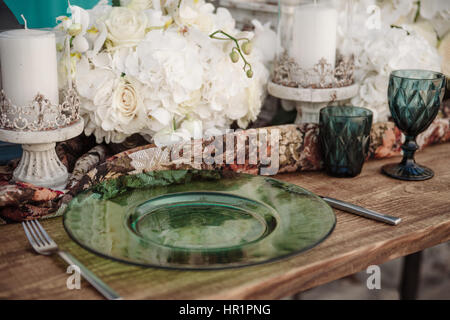 Hochzeitstafel mit Orchideen und Kerzen dekoriert Stockfoto