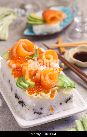 Lachs Sushi Kuchen mit rotem Kaviar, Garnelen und avocado Stockfoto
