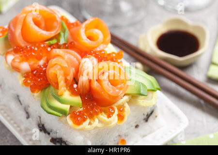 Lachs Sushi Kuchen mit rotem Kaviar, Garnelen und avocado Stockfoto