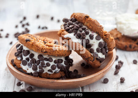 Chocolate Chip Ice Cream Cookie Sandwiches. Sommer-Genuss Stockfoto
