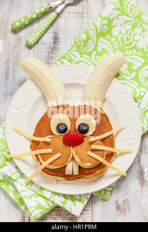 Lustige Häschen Pfannkuchen mit Früchten zu Ostern Frühstück Kinder Stockfoto