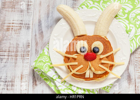 Lustige Häschen Pfannkuchen mit Früchten zu Ostern Frühstück Kinder Stockfoto