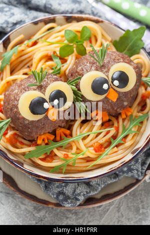 Pasta Spaghetti mit lustigen Frikadellen für Kinder. Vögel in Nestern Stockfoto