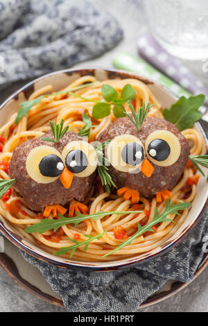 Pasta Spaghetti mit lustigen Frikadellen für Kinder. Vögel in Nestern Stockfoto