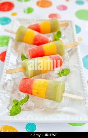 Hausgemachte Püriertes Obst Eis am Stiel mit Erdbeere, Mango, Pfirsich und kiwi Stockfoto