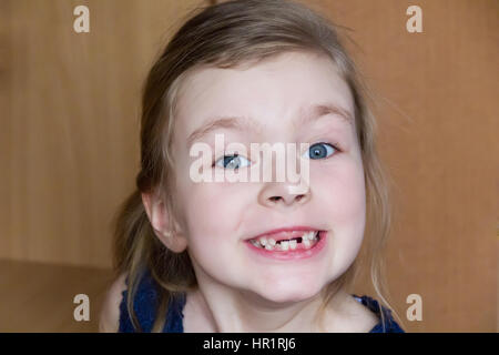 Niedliches schönen zahnloses Mädchen macht Gesichter Stockfoto