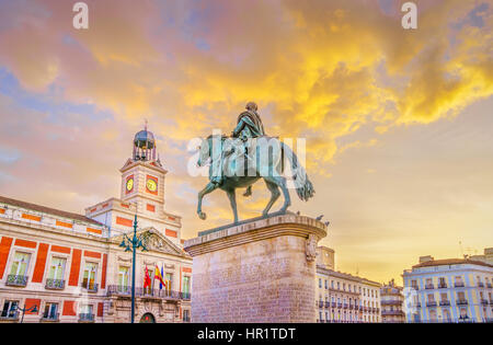 Der Platz Puerta del Sol ist der zentrale öffentliche Platz in der Stadt von Madrid, Spanien. In der Mitte des Platzes befindet sich das Büro des Präsidenten o Stockfoto