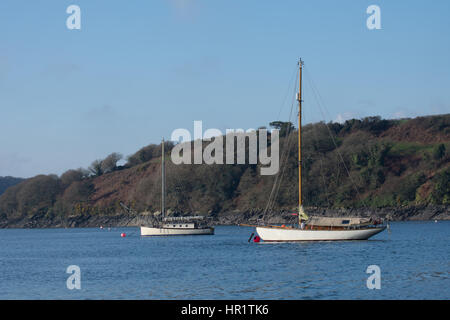 Klassische Holzyachten auf schwingen Liegeplätze von Ruder-Werft im oberen erreicht der Cleddau, Pembrokeshire, Wales Stockfoto