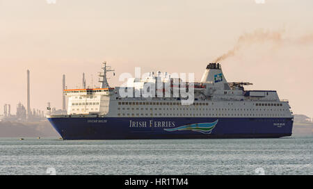 Oscar Wilde Irish Ferries Schiff übergibt Pembroke Raffinerie auf dem Ansatz, Pembroke Dock Passenger Terminal an einem ruhigen Winter Morgen Stockfoto