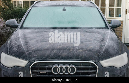 Starkem Frost macht interessante Muster auf einem Audi A6 Stockfoto