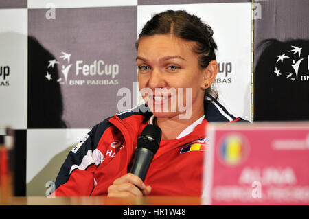 Cluj-Napoca, Rumänien-13. April 2016: Rumänische Tennis Spieler Simona Halep Beantwortung von Fragen während der Pressekonferenz vor dem Tennis Fed-Cup-BN Stockfoto