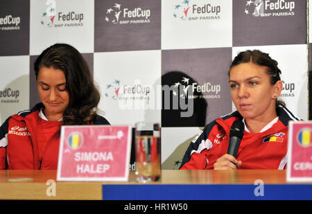 Cluj-Napoca, Rumänien-13. April 2016: Tennisspieler Simona Halep und Monica Niculescu Beantwortung von Fragen während der Pressekonferenz vor dem Tennis Stockfoto