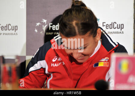 Cluj-Napoca, Rumänien-13. April 2016: Rumänische Tennis Spieler Simona Halep Beantwortung von Fragen während der Pressekonferenz vor dem Tennis Fed-Cup-BN Stockfoto