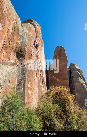 Junger Mann Klettern; Penitente Canyon; Colorado; USA Stockfoto