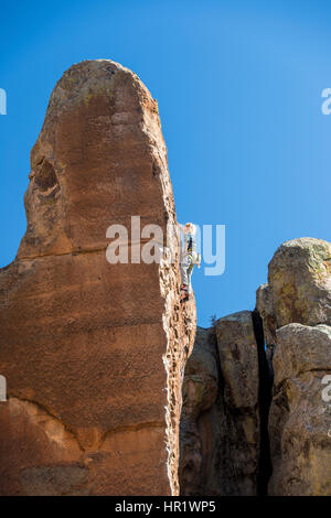 Junger Mann Klettern; Penitente Canyon; Colorado; USA Stockfoto