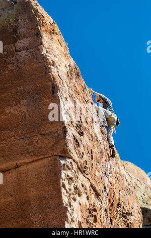 Junger Mann Klettern; Penitente Canyon; Colorado; USA Stockfoto