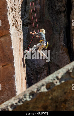 Junger Mann Klettern; Penitente Canyon; Colorado; USA Stockfoto