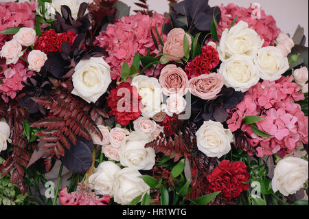 Hochzeit Dicorating Bukett von Rosen und Blüten, Nahaufnahme Stockfoto