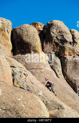 Junger Mann Klettern; Penitente Canyon; Colorado; USA Stockfoto