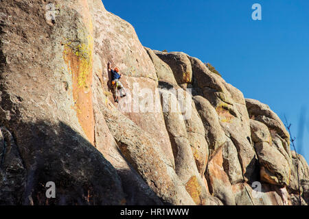 Junger Mann Klettern; Penitente Canyon; Colorado; USA Stockfoto