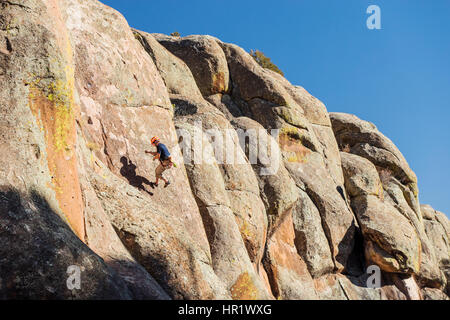 Junger Mann Klettern; Penitente Canyon; Colorado; USA Stockfoto