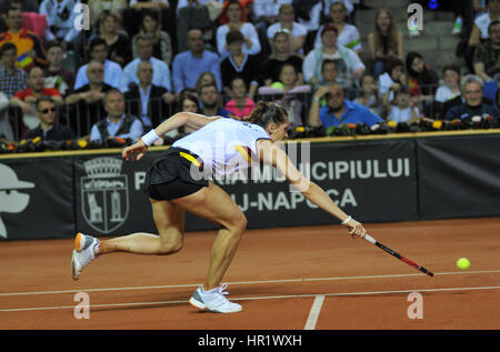 Cluj-Napoca, Rumänien-16. April 2016: Deutsche Tennisspielerin Andrea Petkovic während eines Fed-Cup-Spiels in der World Cup Spiel-Of gegen Simona Halep spielt Stockfoto