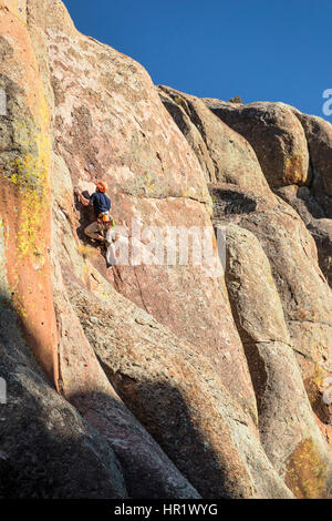 Junger Mann Klettern; Penitente Canyon; Colorado; USA Stockfoto