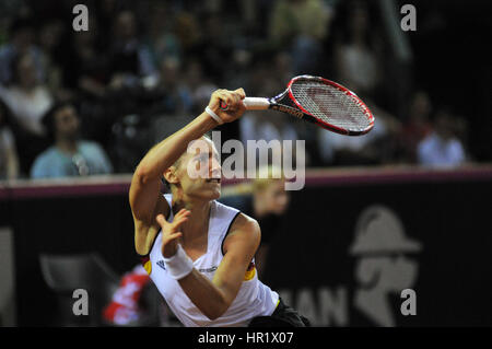 Cluj-Napoca, Rumänien-16. April 2016: Deutsche Tennisspielerin Andrea Petkovic während eines Fed-Cup-Spiels in der World Cup Spiel-Of gegen Simona Halep spielt Stockfoto