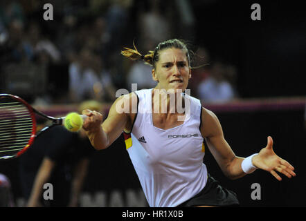 Cluj-Napoca, Rumänien-16. April 2016: Deutsche Tennisspielerin Andrea Petkovic während eines Fed-Cup-Spiels in der World Cup Spiel-Of gegen Simona Halep spielt Stockfoto