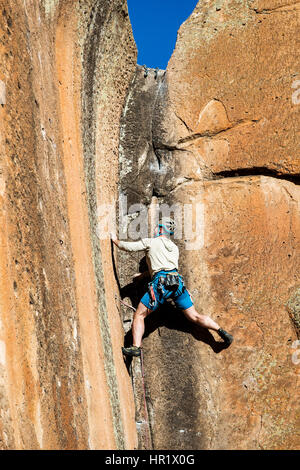 Junger Mann Klettern; Penitente Canyon; Colorado; USA Stockfoto