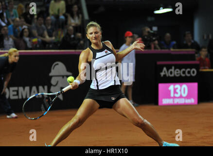 CLUJ-NAPOCA, Rumänien - 16. April 2016: Frauen Tennisspieler Irina Begu (Rumänien) spielt gegen Angelique Kerber (Deutschland) während Tennis-Fed-Cup-Spiel-der Stockfoto