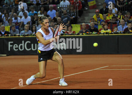 Cluj-Napoca, Rumänien-16. April 2016: Deutsche Tennisspielerin Andrea Petkovic während eines Fed-Cup-Spiels in der World Cup Spiel-Of gegen Simona Halep spielt Stockfoto