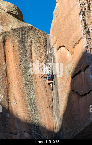 Junger Mann Klettern; Penitente Canyon; Colorado; USA Stockfoto