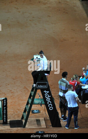 Cluj-Napoca, Rumänien-16. April 2016: Stuhl Schiedsrichter, Tennis Fußballmannschaften Konzentrat Spiel während eines Fed-Cup-Tennis-Matches zwischen Rumänien und Deutschland Stockfoto